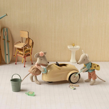 Load image into Gallery viewer, Wheat Mouse Car - Becket Hitch
